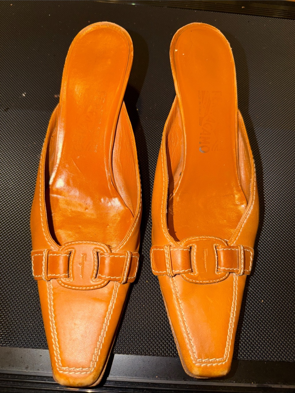 Authentic Vintage Salvatore Ferragamo Cognac Leather Slip-On kitten heels - Picture 7 of 12